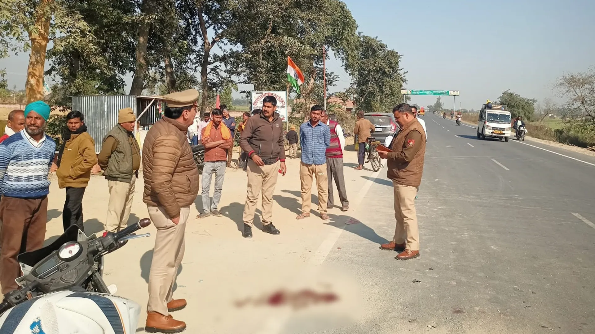 शाहजहांपुर: पिकअप की टक्कर से बाइक सवार पिता-पुत्री की मौत, महिला घायल