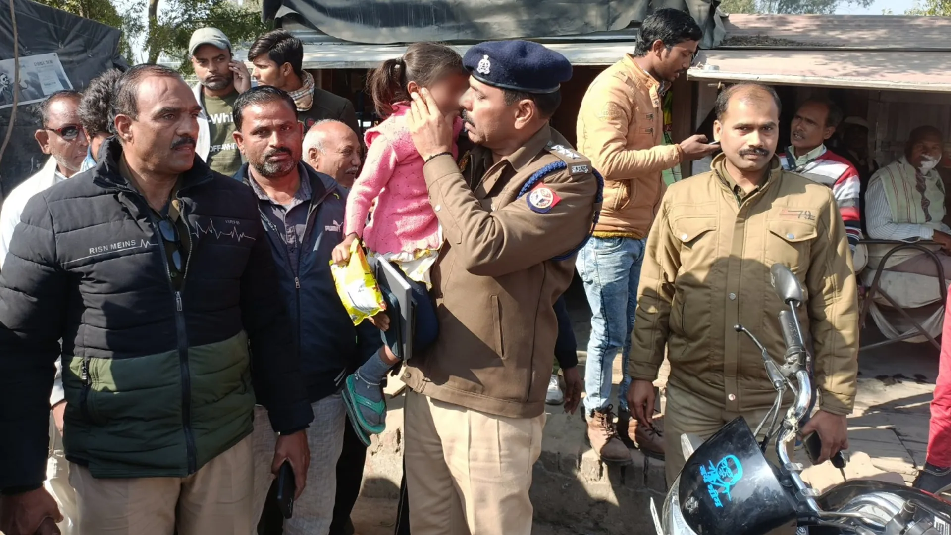 लखीमपुर खीरी : टॉफी के बहाने बहला फुसला ले जाई गई आठ साल की बच्ची बरामद, आरोपी दबोचा