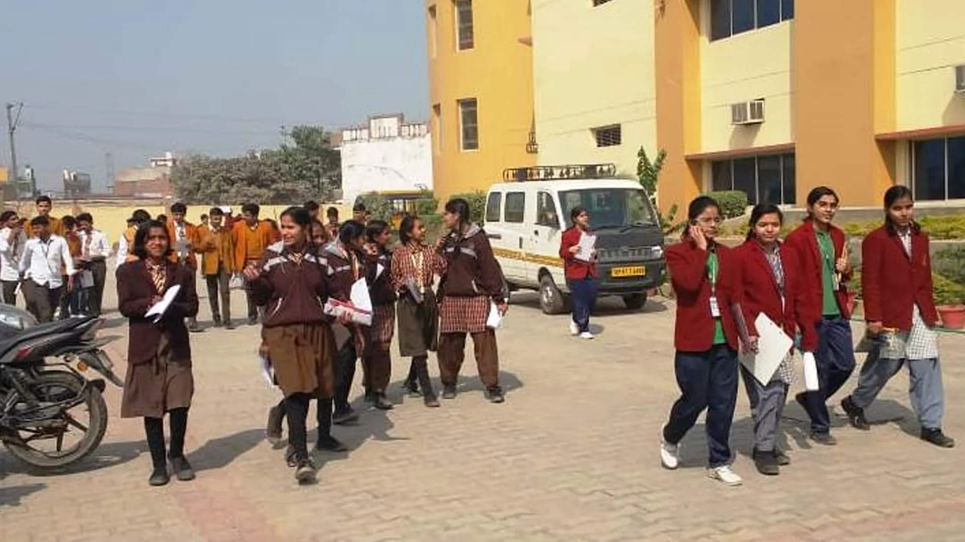 कासगंज: सीबीएसई के आठ परीक्षार्थियों ने छोड़ी दसवीं अंग्रेजी की परीक्षा