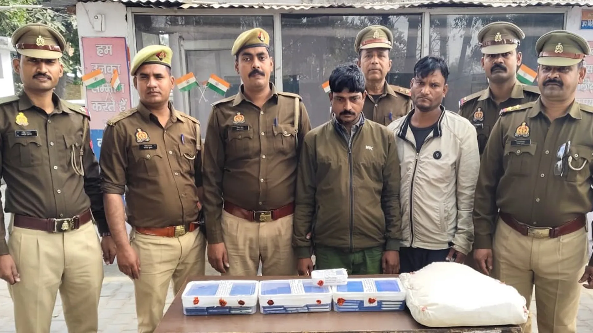 शाहजहांपुर: शादी में बाराती बनकर करते थे चोरी, गिरोह के तीन सदस्यों से 40 मोबाइल बरामद