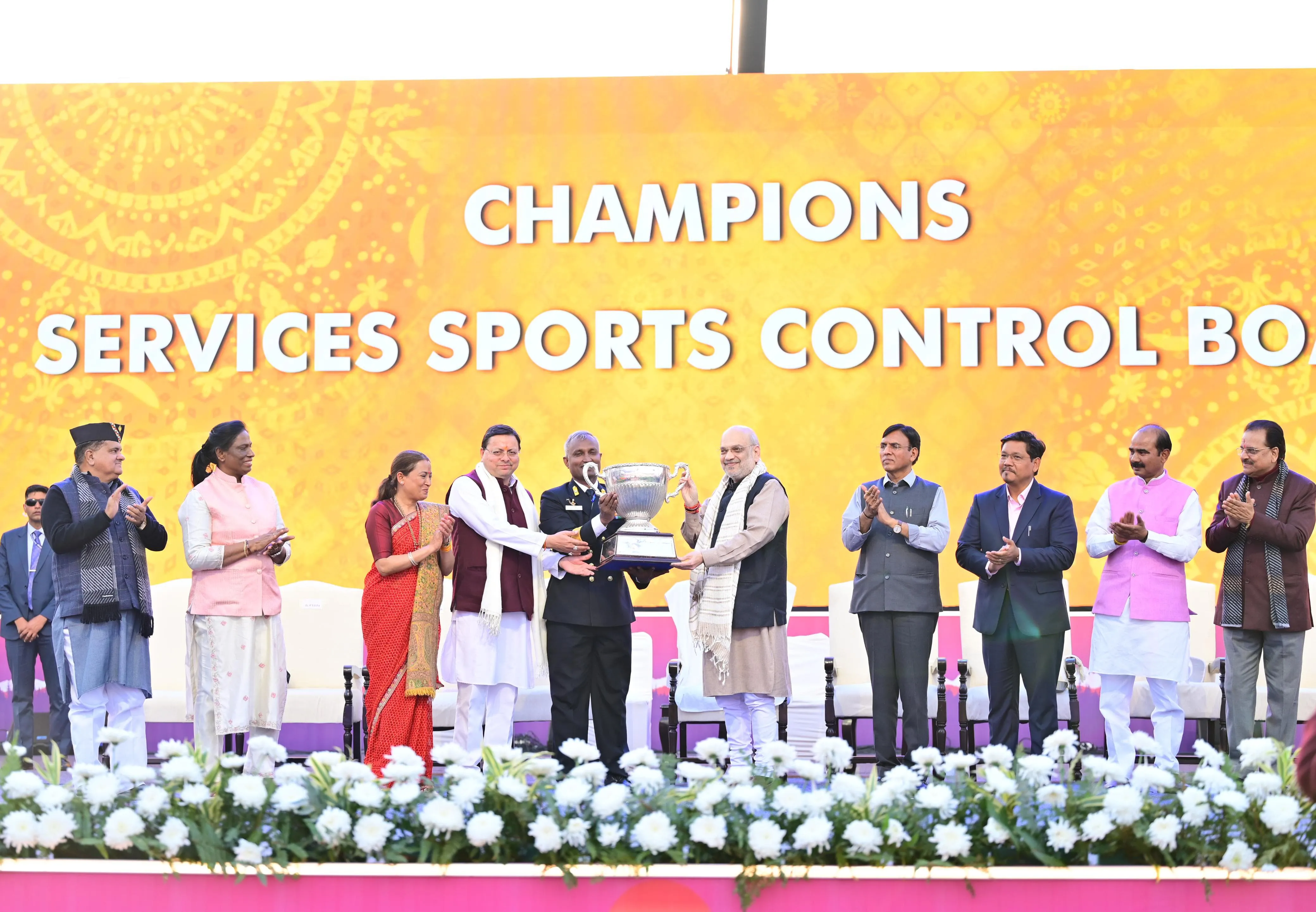 अमित शाह ने चैंपियन व रनर अप टीम को ट्रॉफी देकर किया सम्मानित