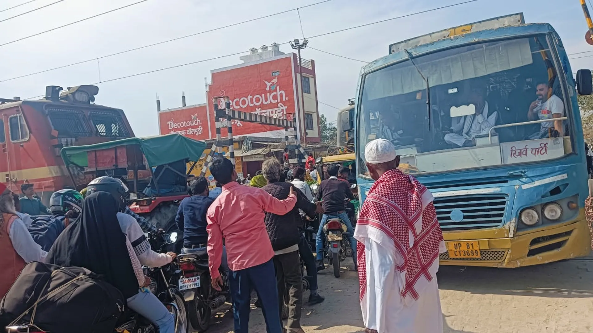 कासगंज: ट्रेन की हो रही थी शंटिंग, खुला रह गया फाटक तो मची अफरा-तफरी