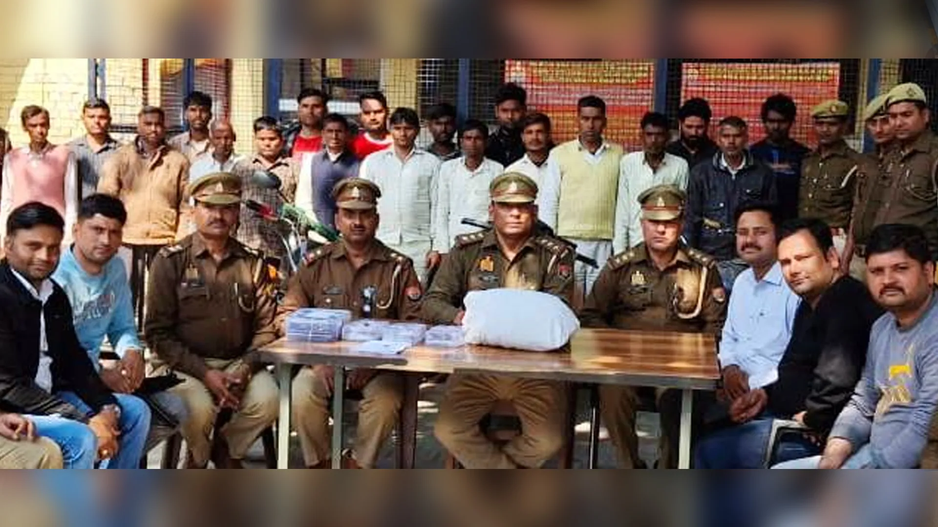 कासगंज: मकान में चल रहा था जुआ घर, पुलिस ने छापा मारकर 19 जुआरी पकड़े