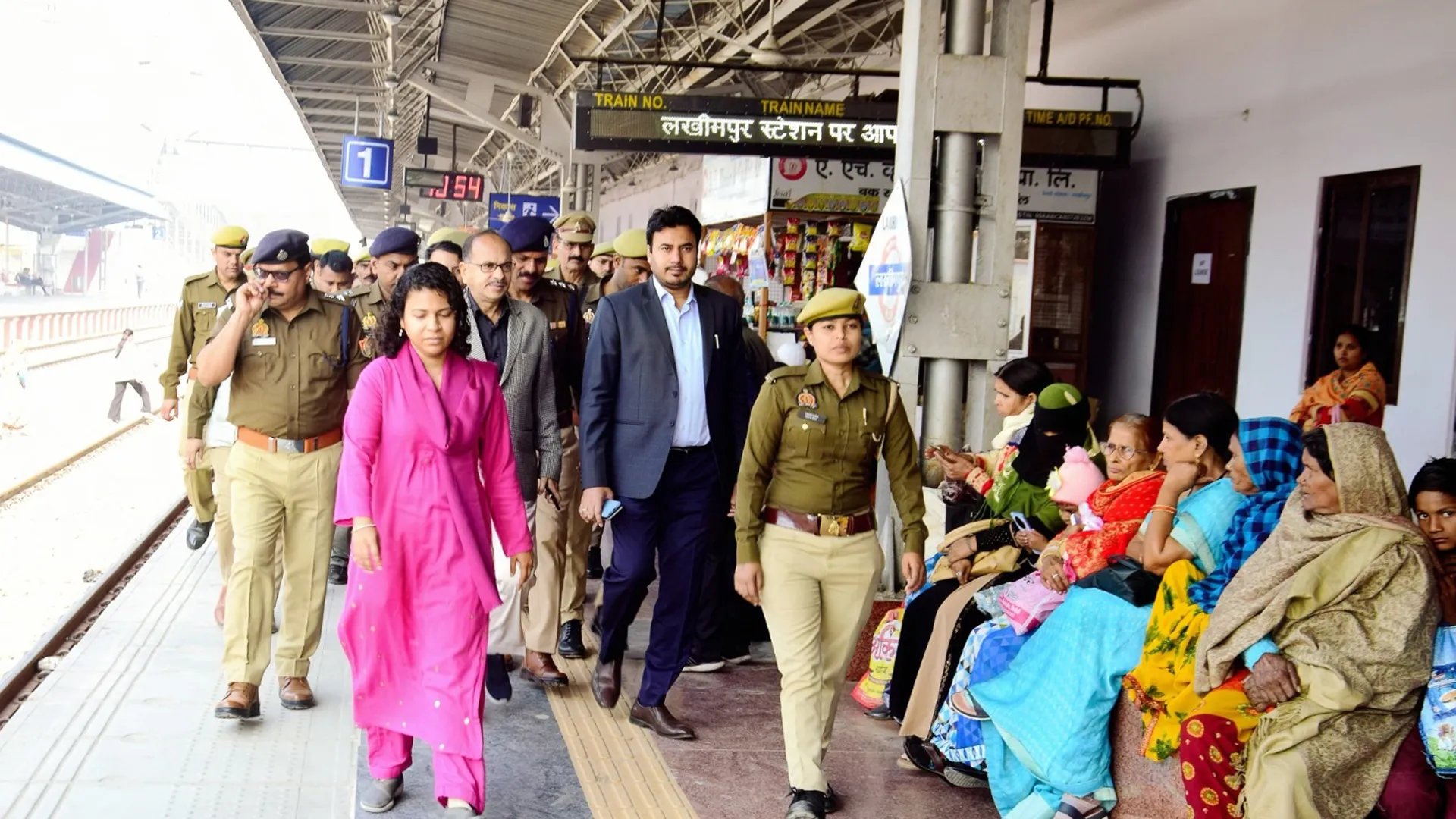 लखीमपुर खीरी: नई दिल्ली स्टेशन पर हादसे के बाद अलर्ट, डीएम पहुंचीं रेलवे स्टेशन और बस अड्डा