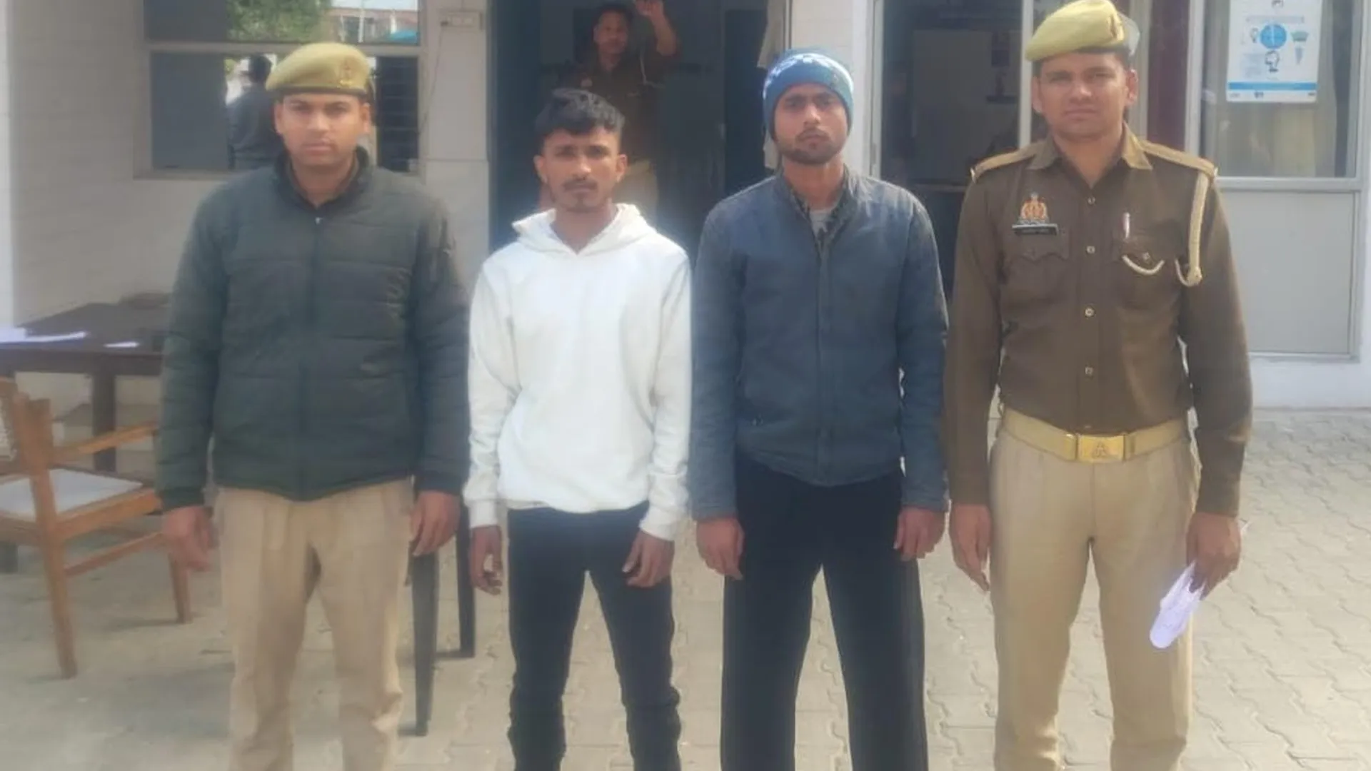 संभल: पुलिस पर फायरिंग व वाहनों में आग लगाने के आरोपी दो युवक गिरफ्तार