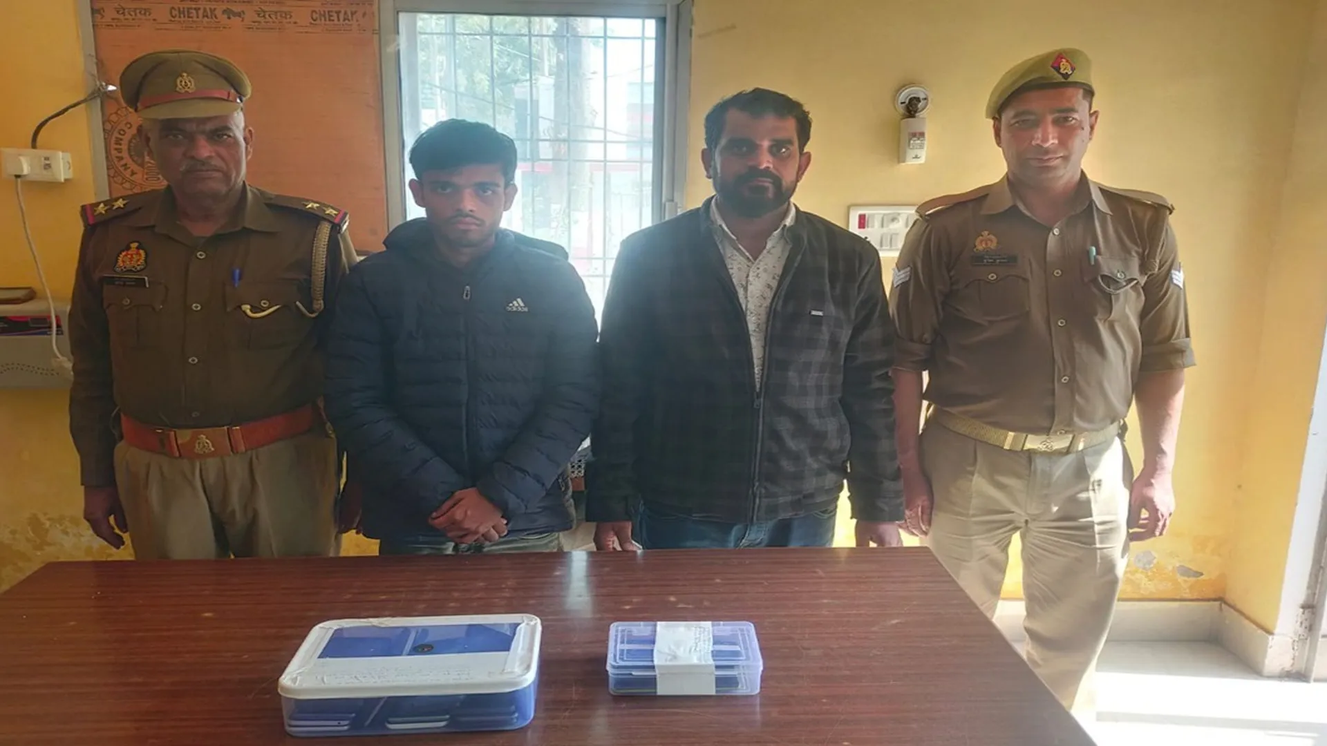 पीलीभीत: शादियों की भीड़ का फायदा उठाकर करते थे चोरी, दो चोरों से 20 मोबाइल बरामद