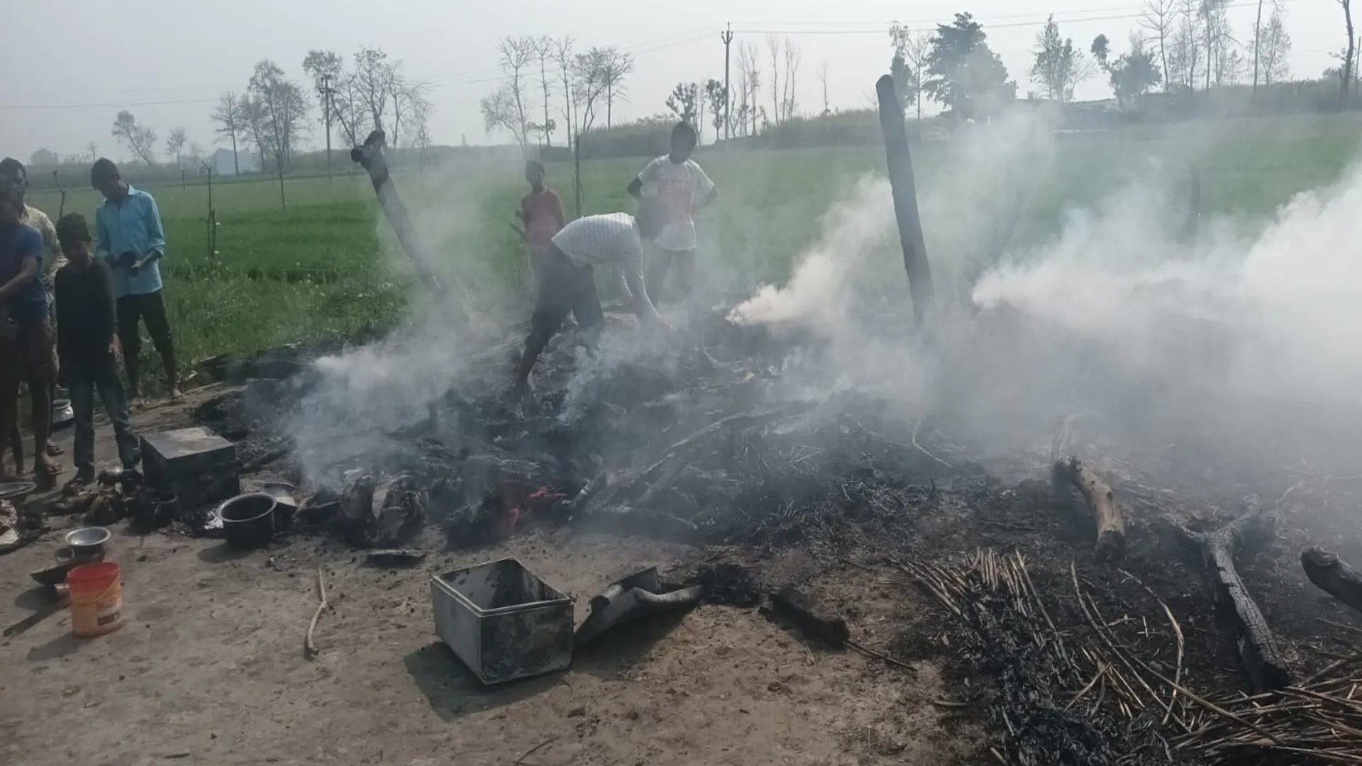 लखीमपुर खीरी: आग से जलकर राख हुआ गरीब मजदूर का आशियाना