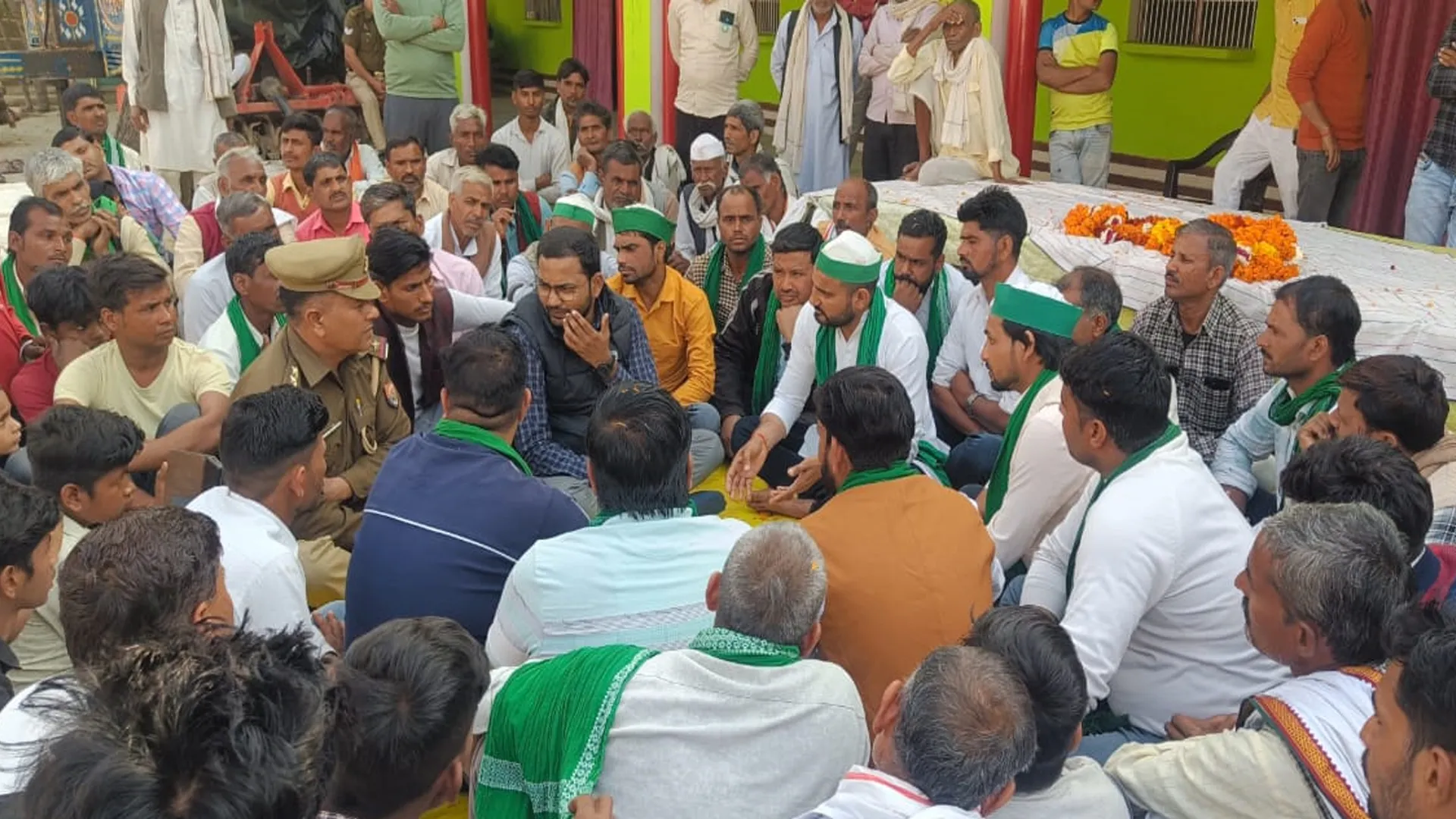 कासगंज : मटर मंडी में किसान के साथ मारपीट की घटना ने पकड़ा तूल, भाकियू टिकैत ने की पंचायत