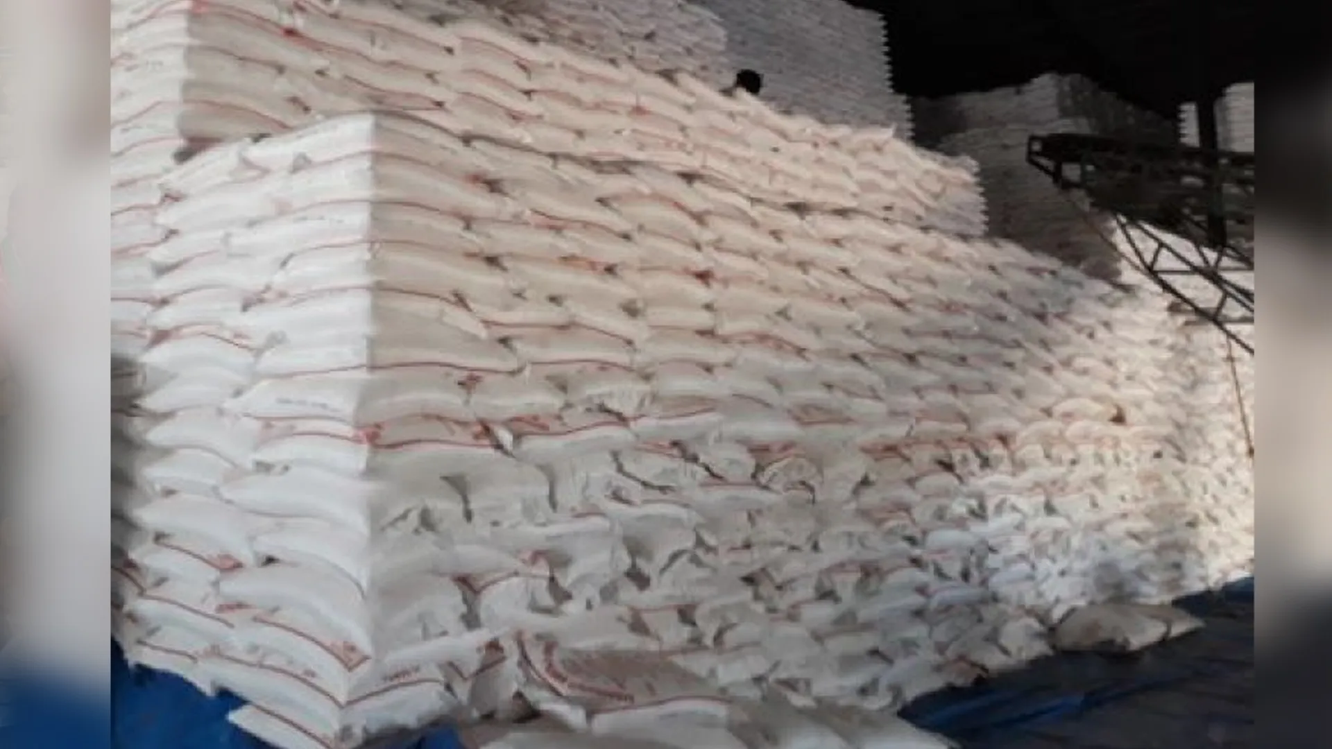 लखीमपुर खीरी : चीनी गोदाम का चट्टा फटा, डिप्टी केमिस्ट, ठेकेदार समेत नौ लोग दबे