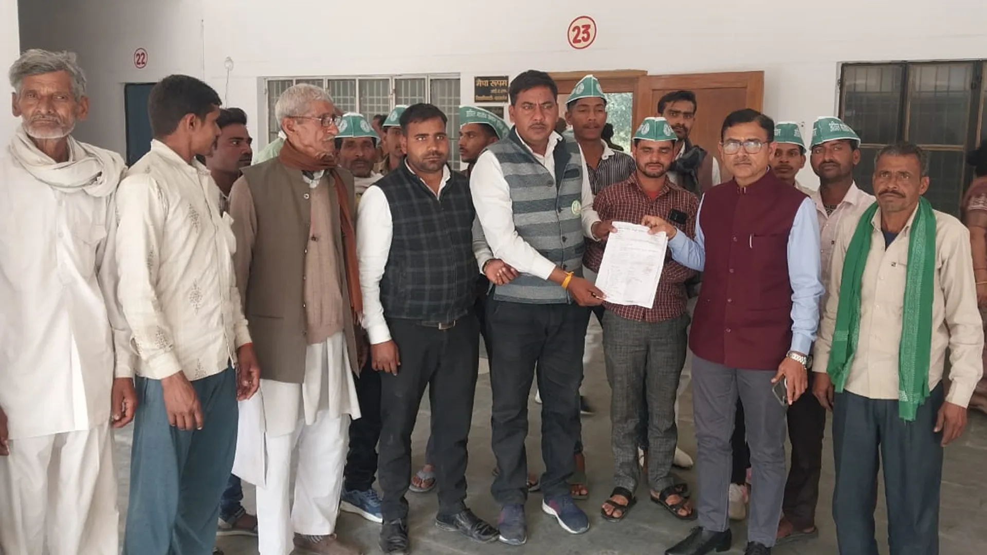 कासगंज: किसान के साथ मारपीट से आक्रोश, दरोगा पर कार्रवाई की उठाई मांग