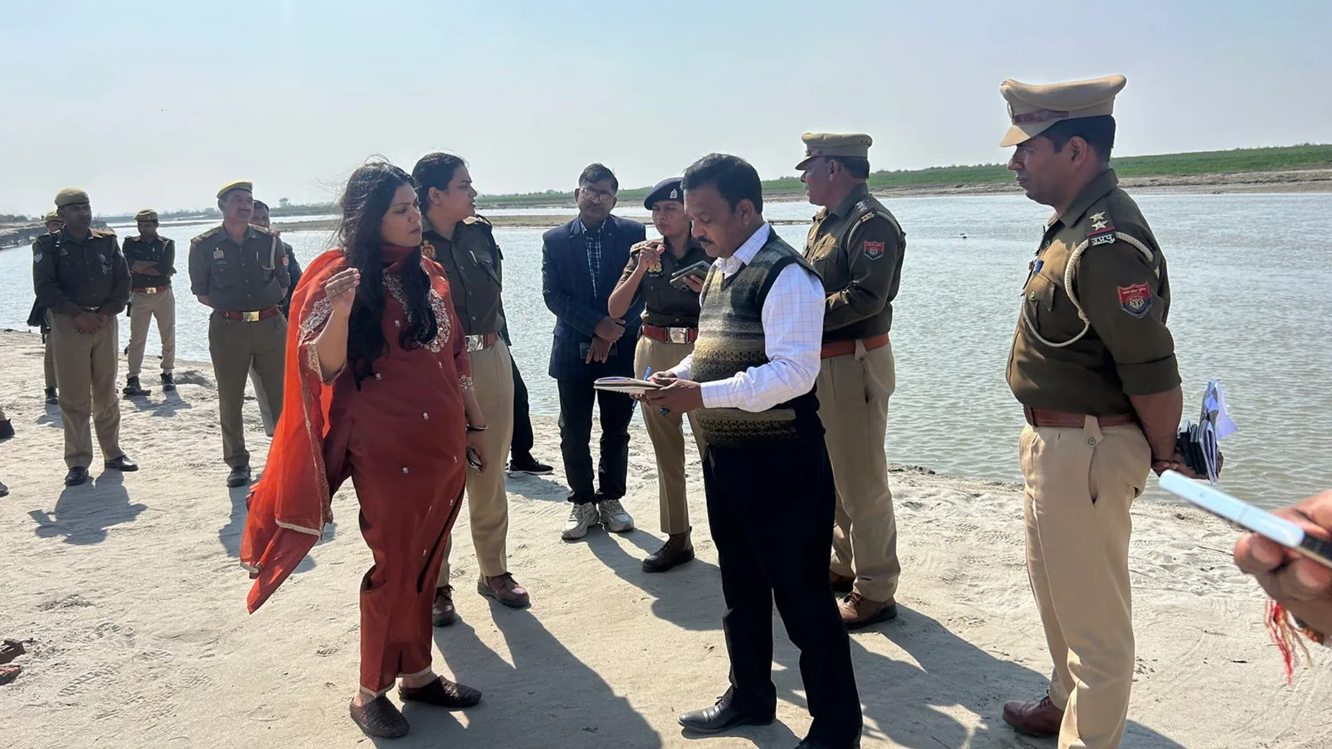 कासगंज: महाशिवरात्रि पर करें पर्याप्त व्यवस्था, डीएम, एसपी ने लहरा गंगा घाट पहुंचकर दिए निर्देश