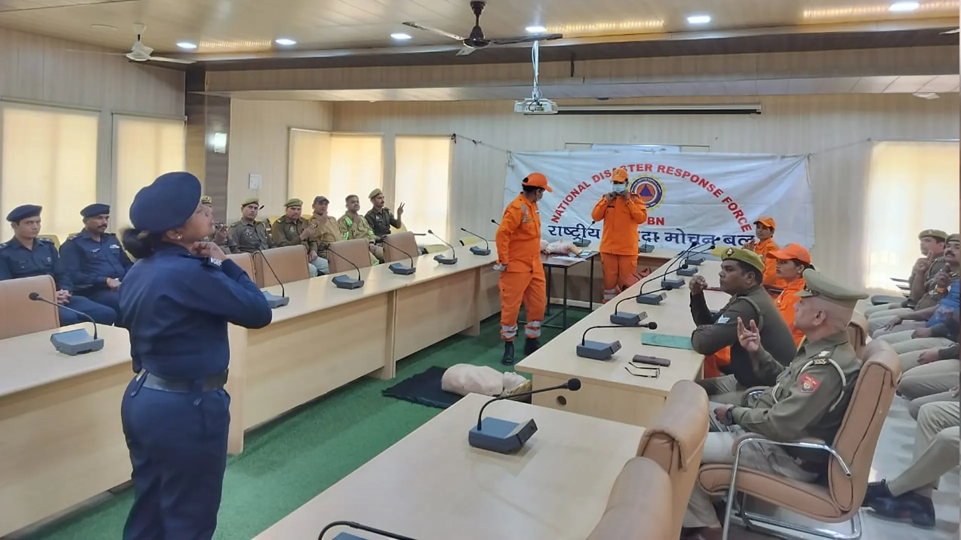 कासगंज: NDRF ने पुलिस वालों को दिए आपदा से निपटने के टिप्स, बताया सीपीआर का तरीका