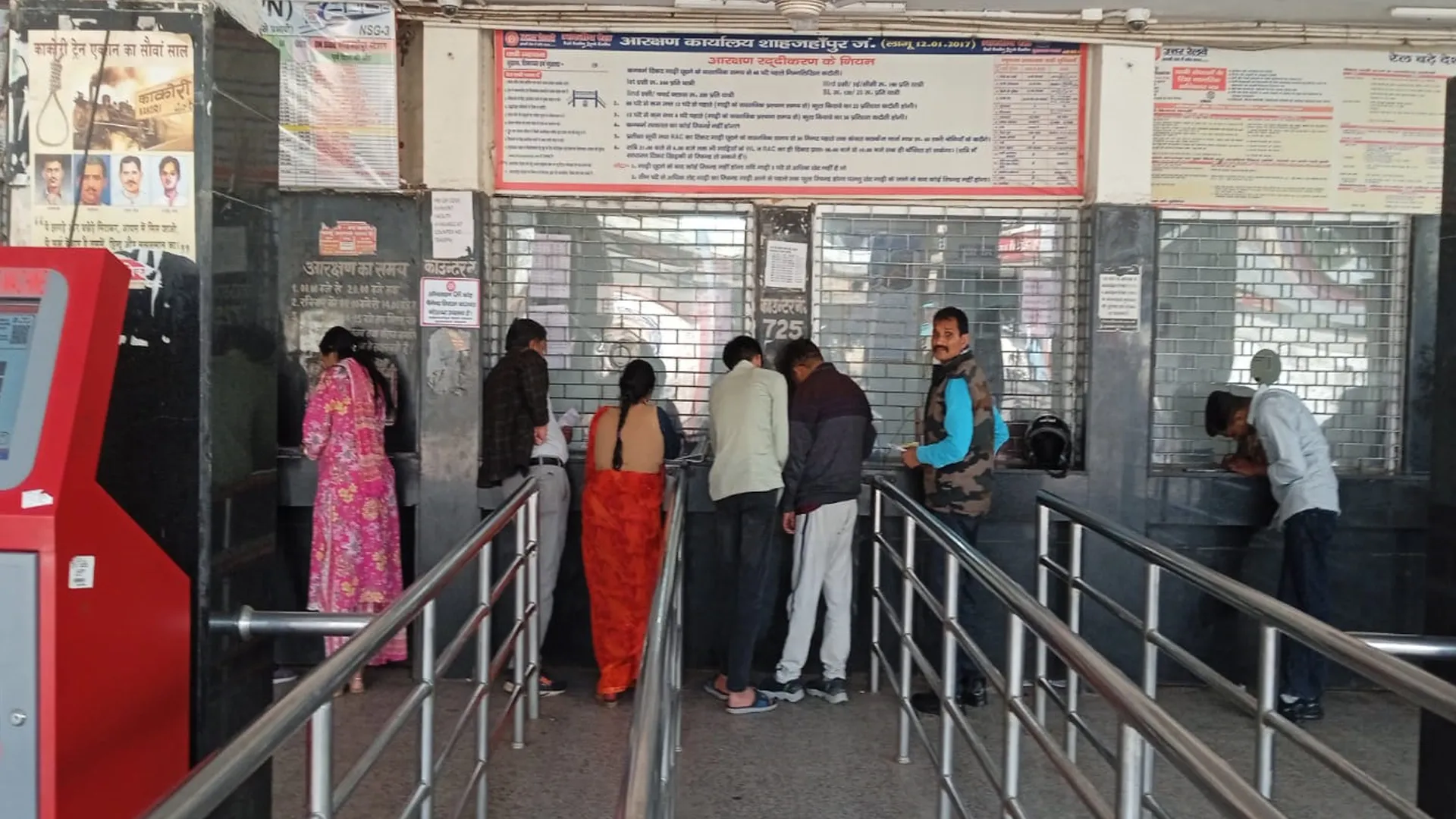 शाहजहांपुर: होली पर ट्रेनों में कन्फर्म टिकट मिलना टेढ़ी खीर, स्पेशल ट्रेनों की घोषणा का इंतजार