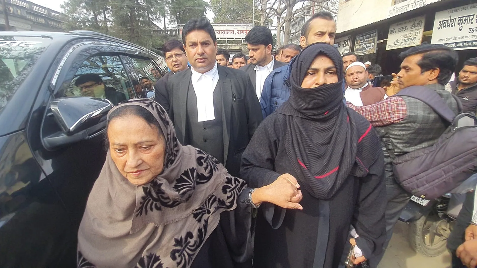 रामपुर: शत्रु संपत्ति मामले में आजम की पत्नी तंजीन, बेटे अदीब और बहन निगहत का कोर्ट में सरेंडर