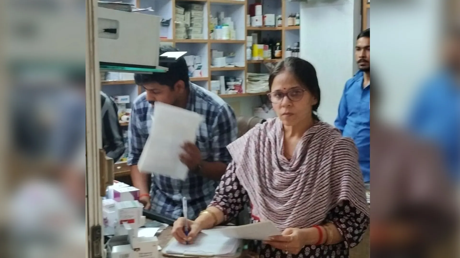 लखीमपुर खीरी: चंदरानी अस्पताल के मेडिकल स्टोर की दवा मिली अधोमानक