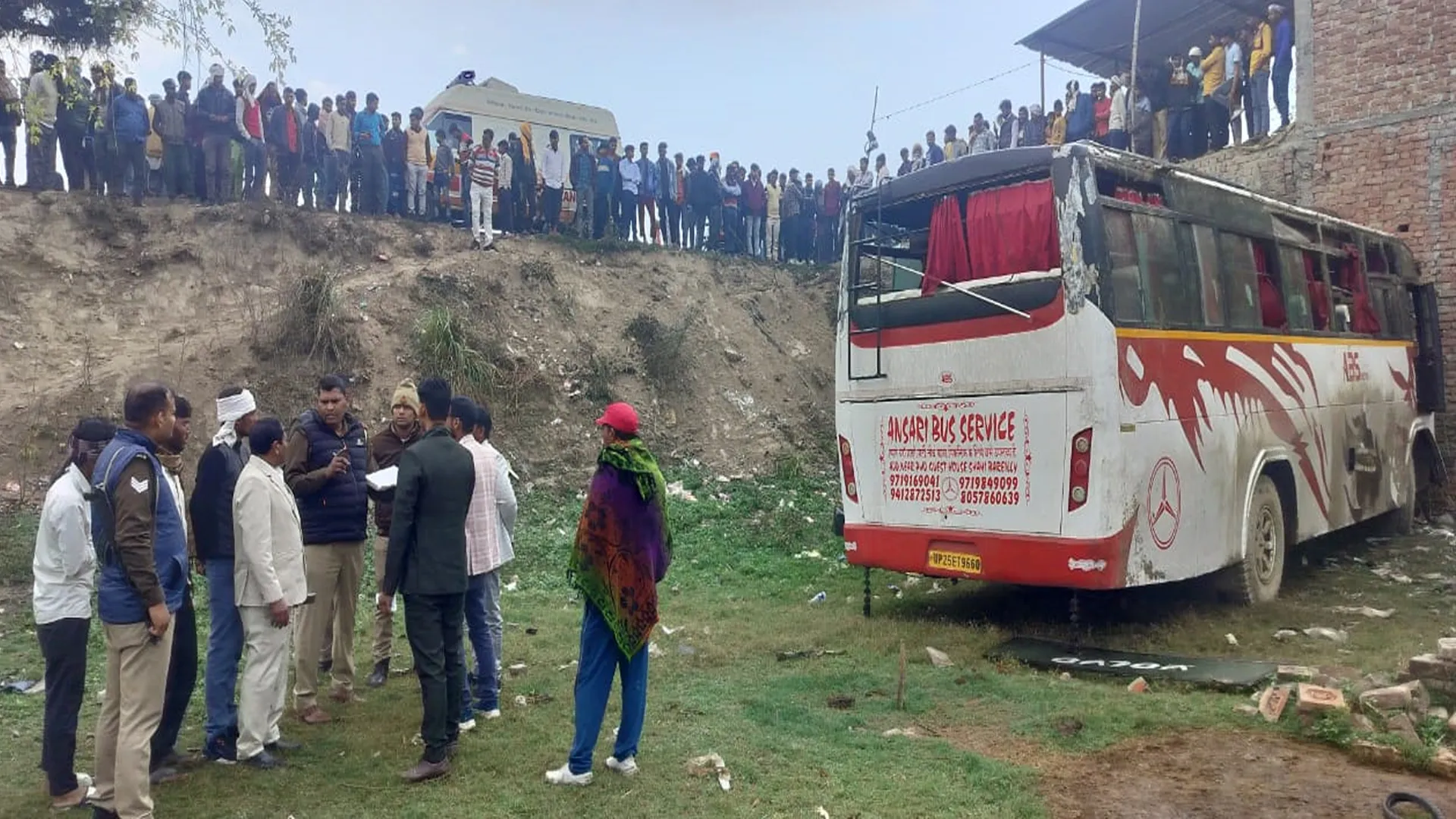 बदायूं: पेड़ से टकराकर खंती में पलटी बारातियों से भरी बस, 20 घायल