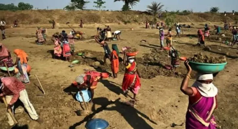 शाहजहांपुर: मनरेगा में बजट का टोटा, 50 करोड़ से अधिक की बकायेदारी 