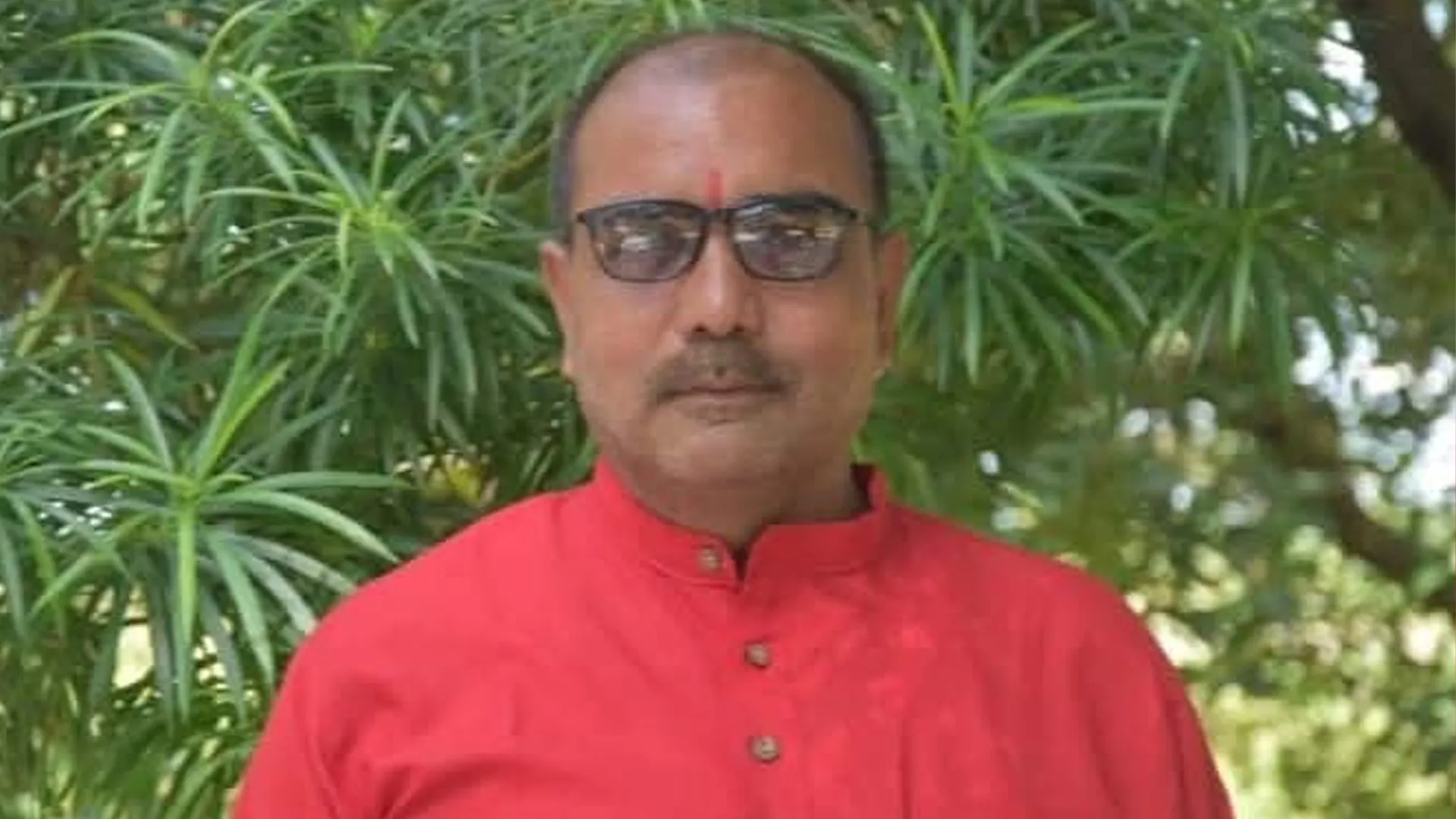 लखीमपुर खीरी: टक्कर के बाद दूर जाकर गिरा हेलमेट, बाइक सवार अधिवक्ता की गई जान