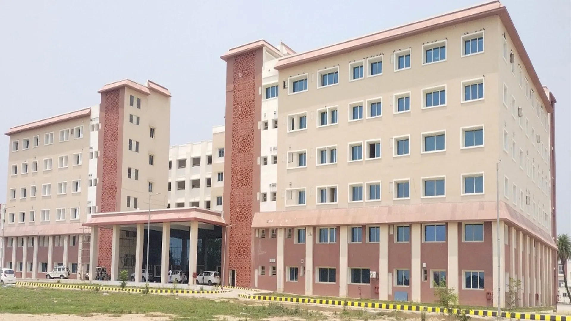 लखीमपुर खीरी: मेडिकल कॉलेज में साफ सफाई और भोजन की गुणवत्ता बेहतर रखने के निर्देश