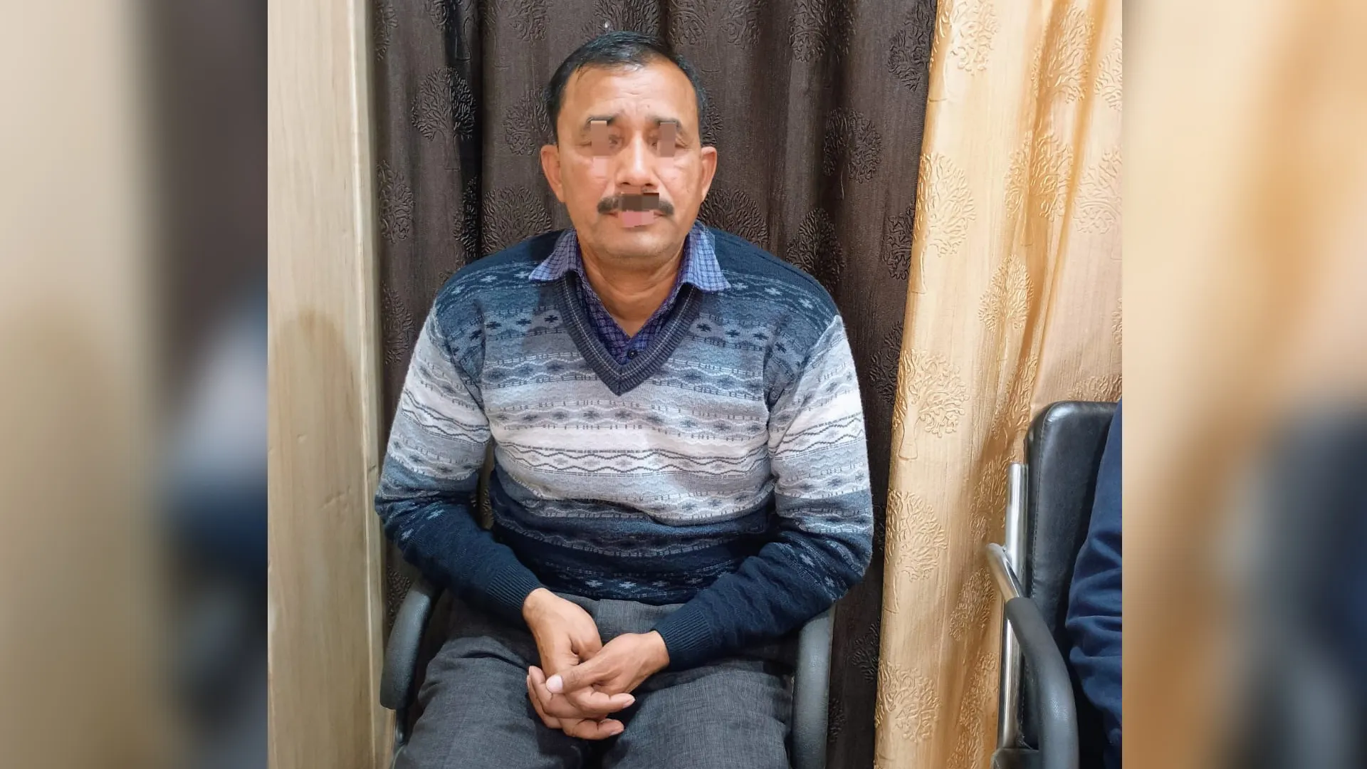बदायूं: चकबंदी अधिकारी का पेशकार दो लाख रुपये रिश्वत लेते गिरफ्तार