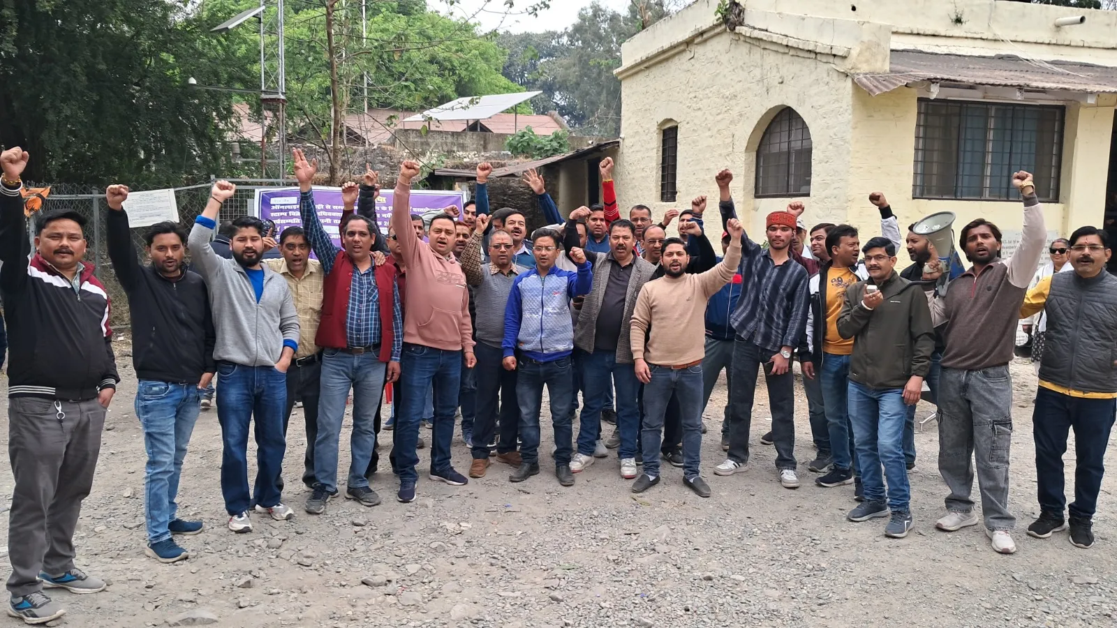 आश्वासन नहीं मिलने पर दो दिवसीय हड़ताल को गुरुवार को भी रखा जारी      