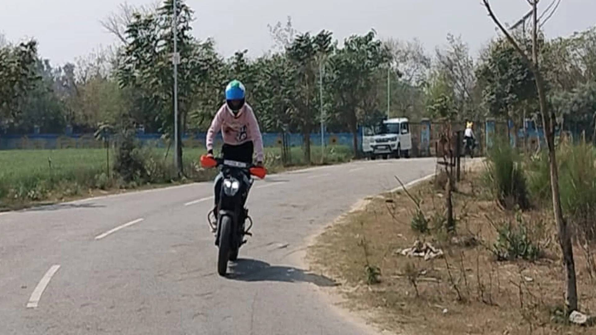 शाहजहांपुर: स्टंटबाजी पड़ी महंगी...वीडियो वायरल हुआ तो तीन पर लगाया जुर्माना