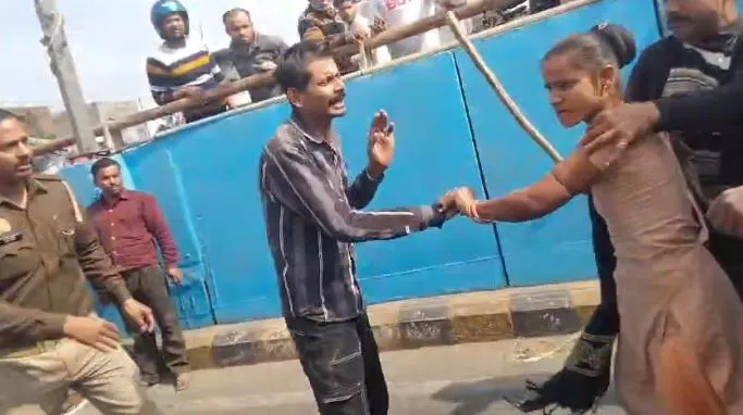 Bareilly: रोडवेज बस ड्राइवर ने ये क्या कर दिया? महिला ने दौड़ा-दौड़ाकर डंडे से पीटा...बरसाईं चप्पल