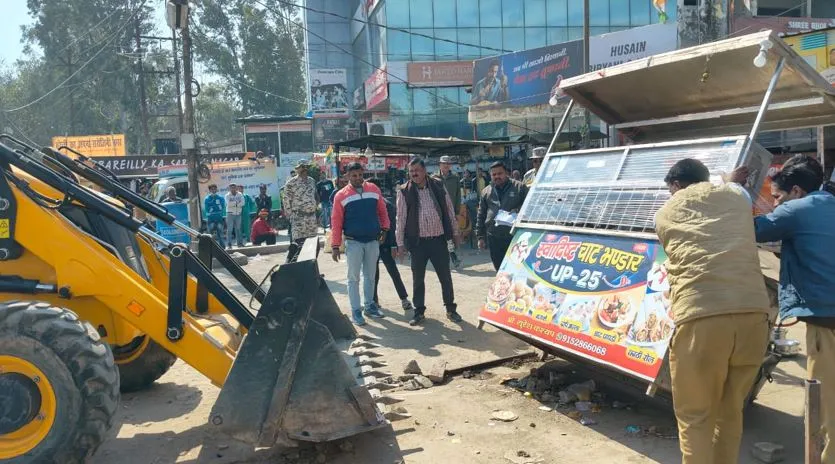 Bareilly: नगर निगम का गरजा बुलडोजर! अतिक्रमण हटाया, जुर्माना भी ठोका