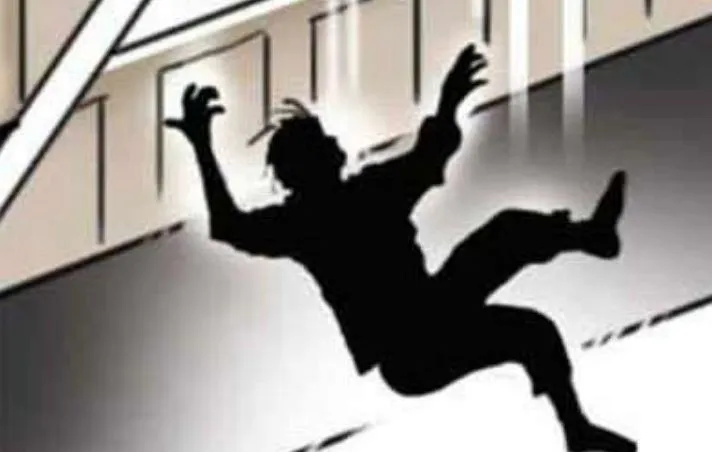 कासगंज में पतंग उड़ाते समय हादसा: बंदरों से बचने के चक्कर में छत से गिरा लड़का, मौत