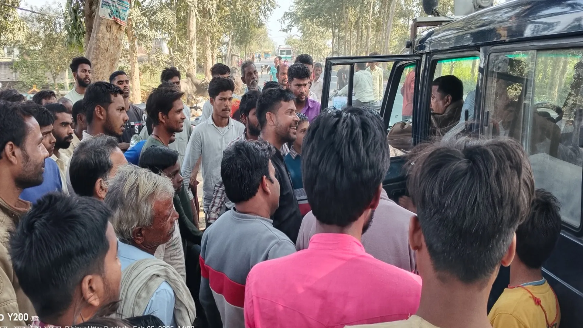 लखीमपुर खीरी: रुपये लूटकर भागे बदमाश को ग्रामीणों ने गन्ने के खेत में घेरा, गिरफ्तार