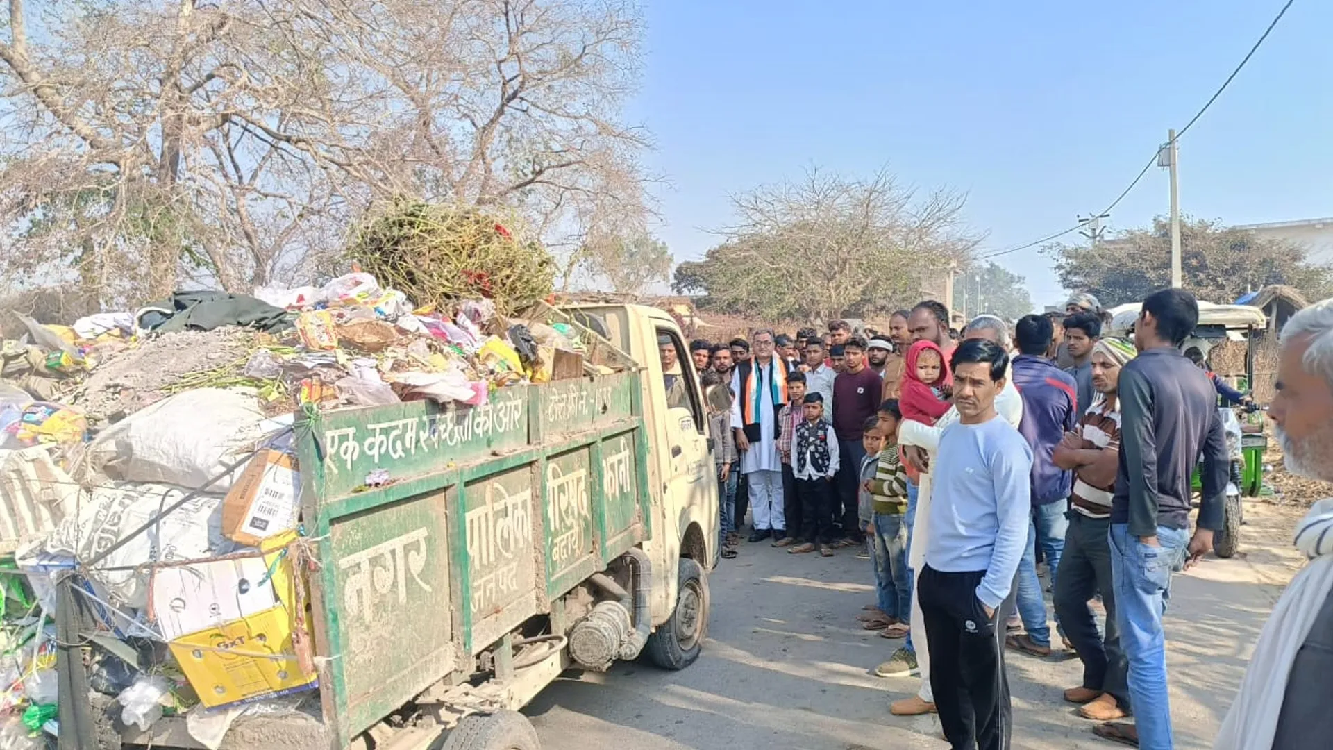 बदायूं: किसानों की समस्या नहीं हुई दूर, ग्रामीणों ने रोके पालिका के कूड़ा ले जा रहे वाहन