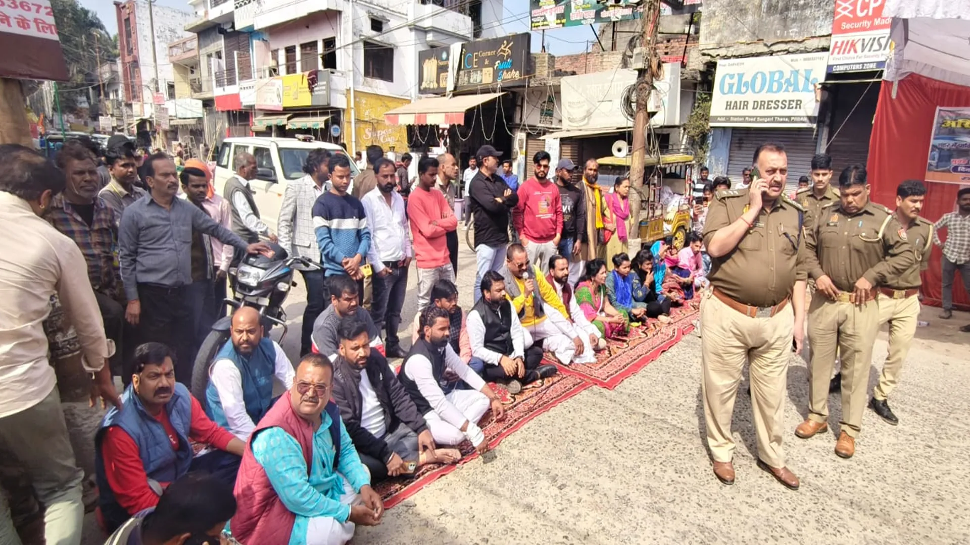 पीलीभीत: धरने के तीन घंटे बाद भी नहीं आए अफसर, हिंदू महासभा के कार्यकर्ताओं ने लगाया जाम