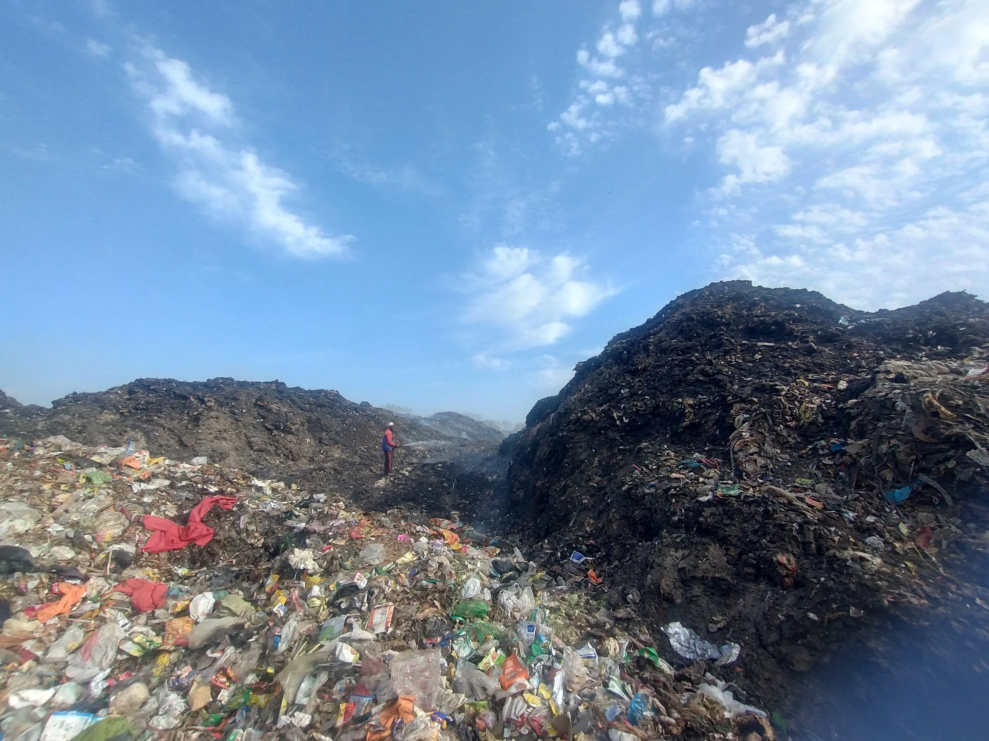 जलसंकट से जूझ रहा शहर, ट्रंचिंग ग्राउंड पर बहाया लाखों लीटर पानी