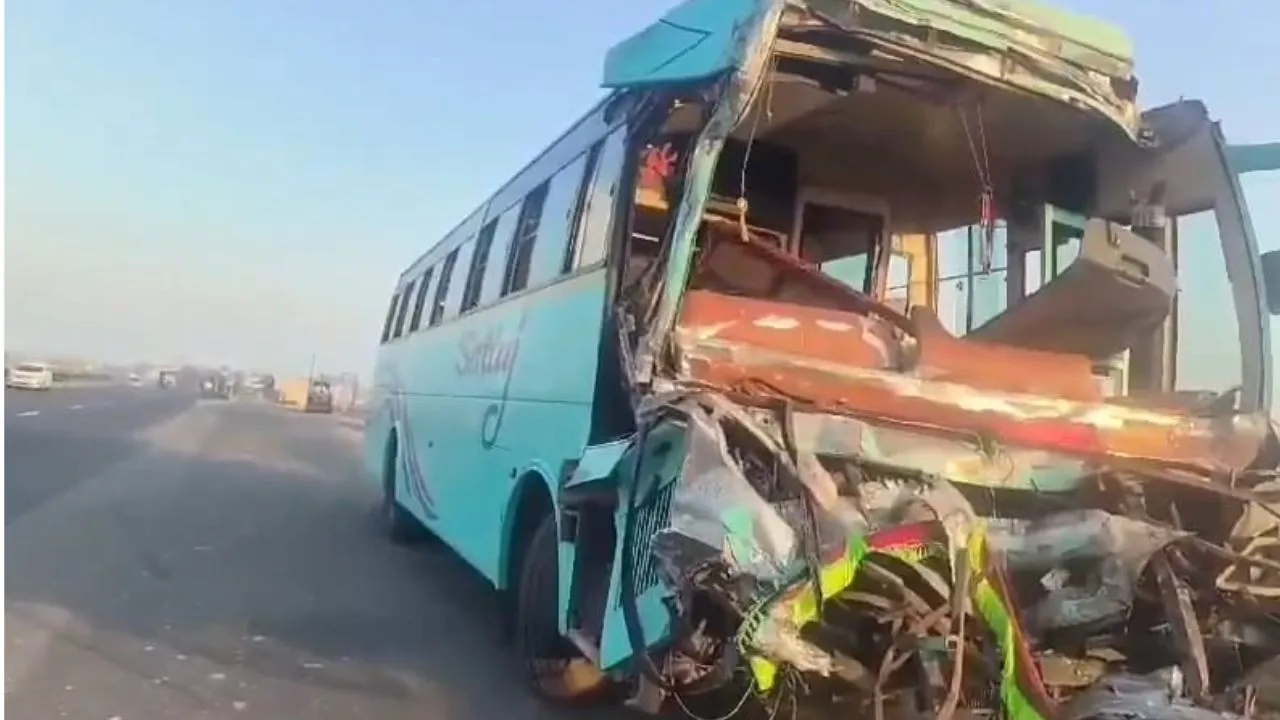 कानपुर हाईवे पर इटावा में यात्रियों से भरी बस ट्रक से टकराई...हादसे के बाद मची अफरातफरी, ड्राइवर समेत 40 यात्री घायल