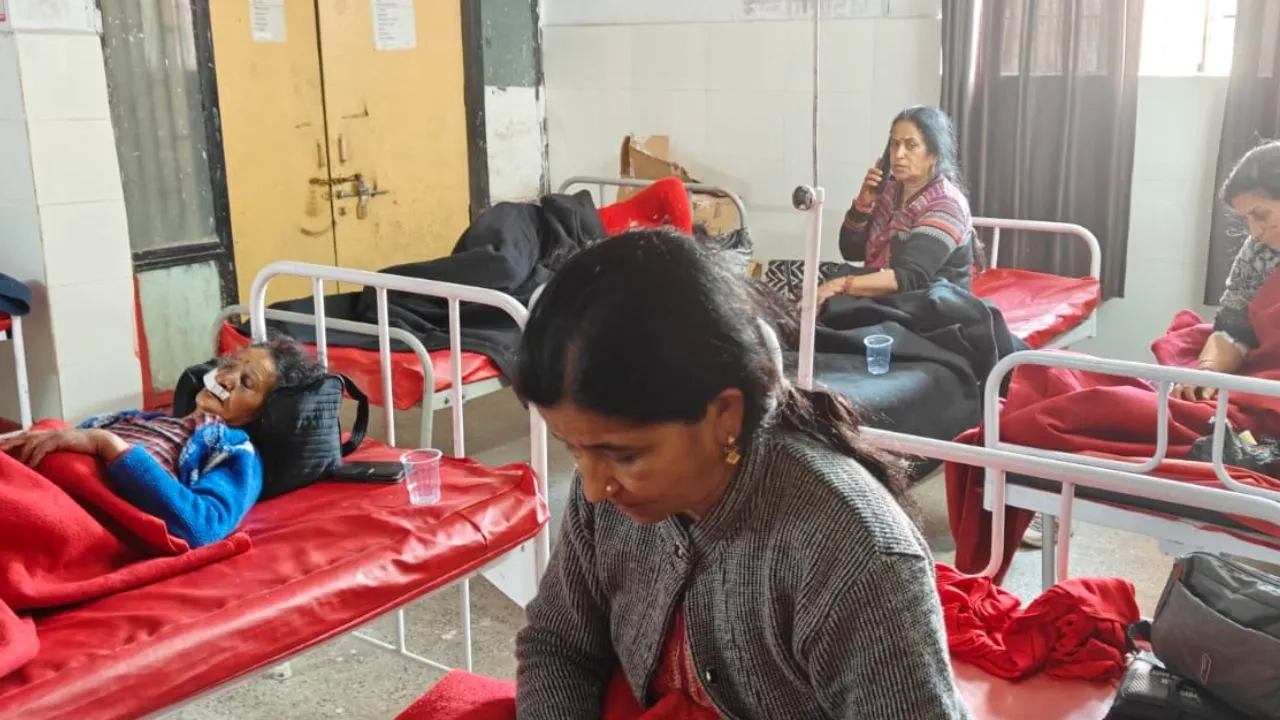 हमीरपुर में श्रद्धालुओं से भरी बस सड़क पर खडे़ ट्रक से टकराई: दो की मौत व 11 घायल...महाकुंभ में स्नान कर हिमाचल प्रदेश लाैट रहे थे...