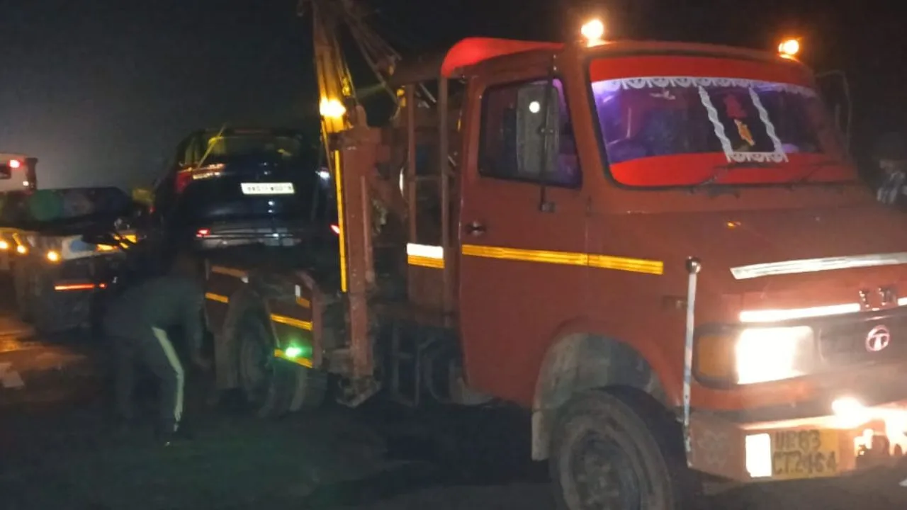 आगरा लखनऊ एक्सप्रेस-वे पर कन्नौज में कार आगे चल रहे ट्रक में घुसी: हादसे के बाद मची चीख-पुकार, दो की मौत व एक घायल