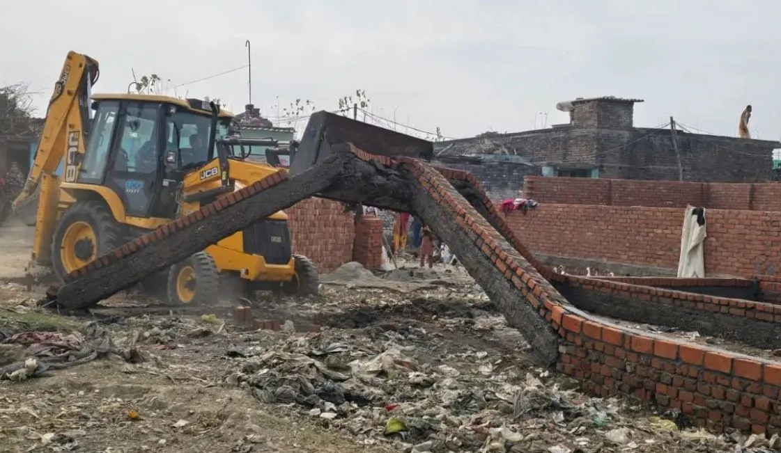 Bareilly: BDA की कार्रवाई से मची खलबली, बुलडोजर चलाकर दो अवैध कॉलोनियां तोड़ीं