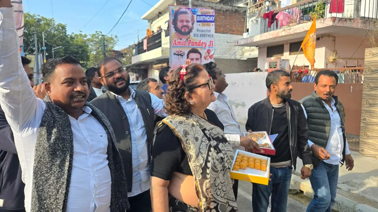 दिल्ली और मिल्कीपुर जीत पर भाजपाईयों ने मनाया जश्न: कानपुर में नेताओं ने बांटी मिठाई, आतिशबाजी कर बोले- यह सच्चाई की जीत...