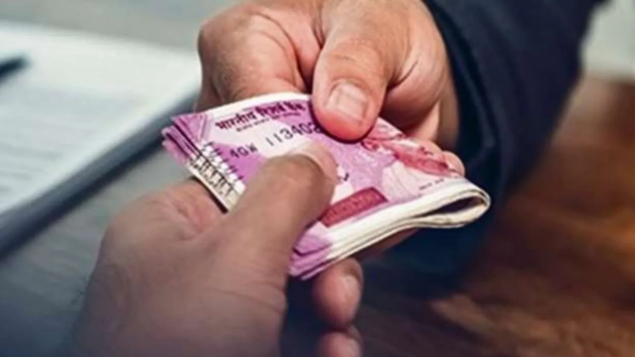 जालौन में एंटी करप्शन टीम ने PWD कार्यालय में मारा छापा: बाबू को रंगेहाथ रिश्वत लेते किया गिरफ्तार, इसके नाम पर मांगी थी रकम...