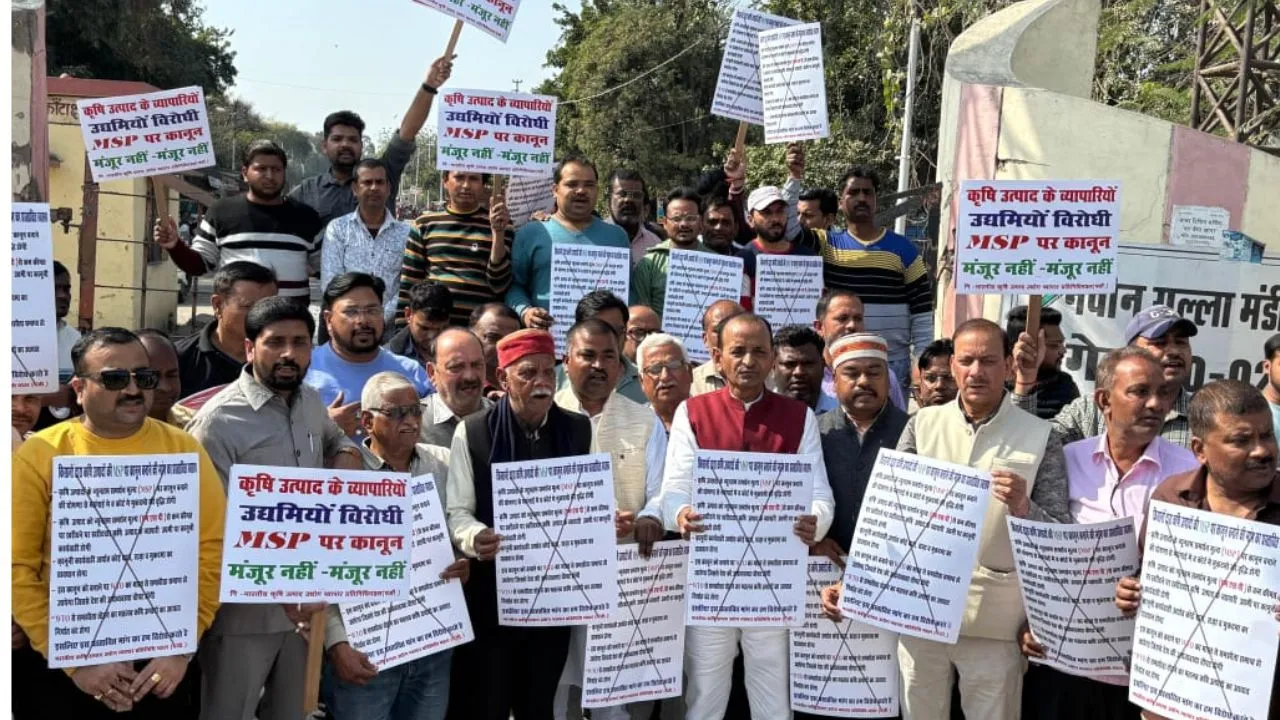  कानपुर में व्यापारियों ने नौबस्ता गल्ला मंडी का व्यापार बंद करके जताया विरोध...नारेबाजी की: इन मुद्दों को समाप्त करने की मांग की