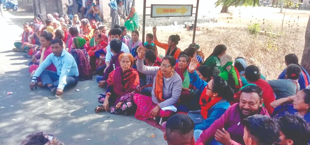 मुकदमे थोपने के बावजूद धरने पर डटे रहे ग्रामीण 
