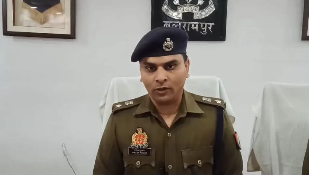 बलरामपुर: जंगल में खैर की लकड़ी के अवैध कटान में रेंजर सहित तीन गिरफ्तार