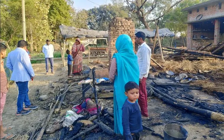 बाराबंकी: अचानक भड़की आग से तीन घर और हजारों की गृहस्थी राख, एक बछड़े की झुलसकर मौत...दो भैंस गंभीर   
