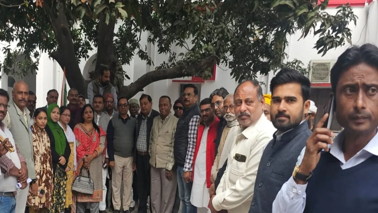 बहराइच: महाकुंभ भगदड़ में घायलों और मृतकों की सूची सार्वजनिक करे सरकार, कांग्रेस ने प्रदर्शन कर सौंपा ज्ञापन 