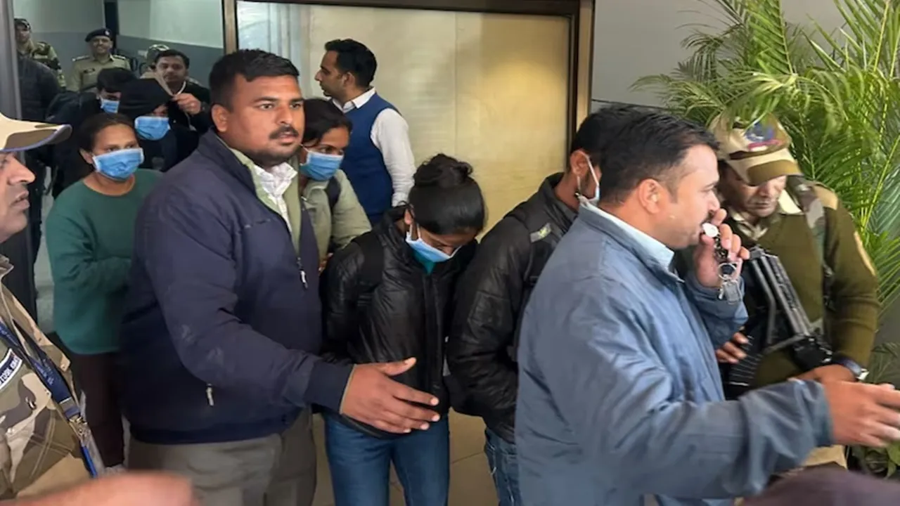 अहमदाबाद पहुंचे अमेरिका से डिपोर्ट किए 33 गुजराती नागरिक, 4 नाबालिग और महिलाएं भी शामिल  