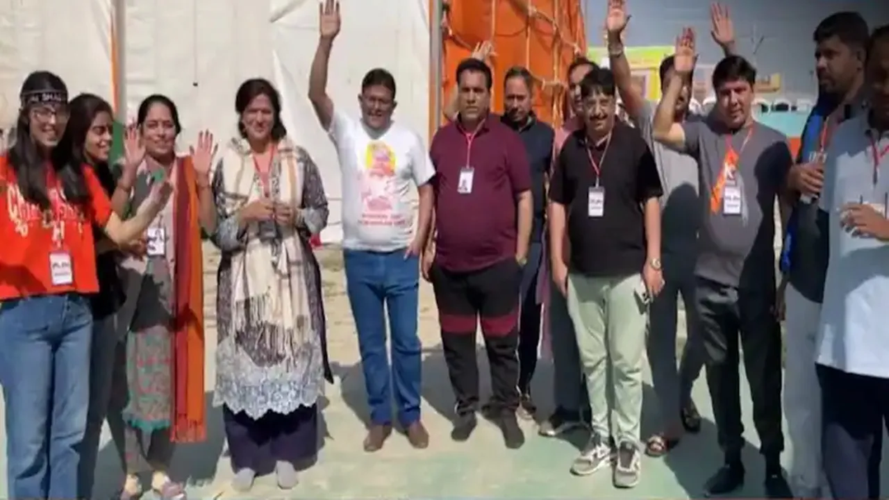 महाकुंभ में पाकिस्तान से पहली बार आया 68 श्रद्धालुओं का जत्था, कहा- यहां आकर बेहद खुशी हो रही है