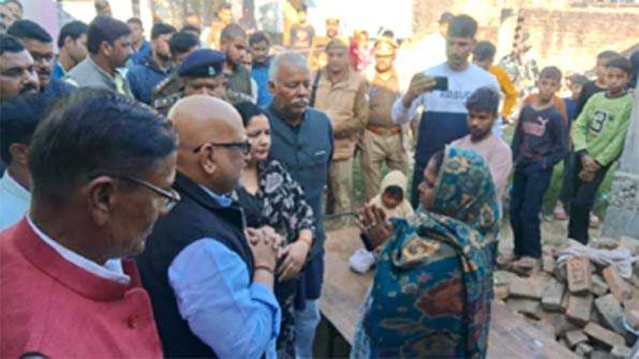 Ayodhya News: पीड़ित दलित परिवार से मिले अजय राय, कहा- भाजपा के जंगल राज में दलितों, आदिवासियों, व गरीबों की चीख सुनने वाला कोई नहीं..