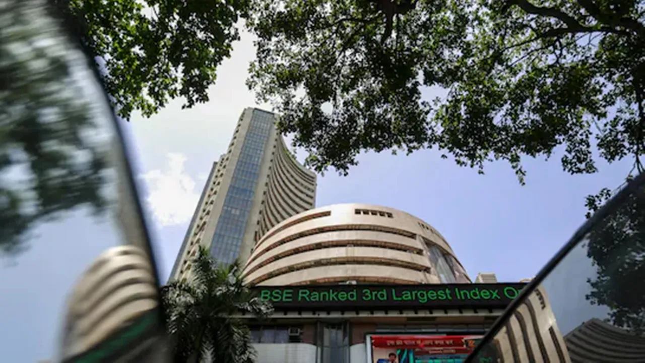 Stock Market: शेयर बाजार ने की फ्लैट शुरुआत, मामूली बढ़त के साथ खुले सेंसेक्स और निफ्टी