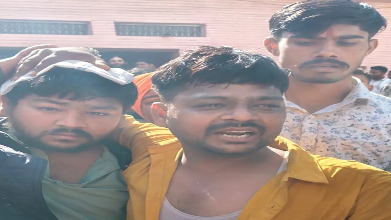  अयोध्या: हनुमानगढ़ी परिसर में पुलिस ने प्रसाद विक्रेता को पीटा, व्यापारियों ने विरोध में बंद की दुकानें, देखें वीडियो