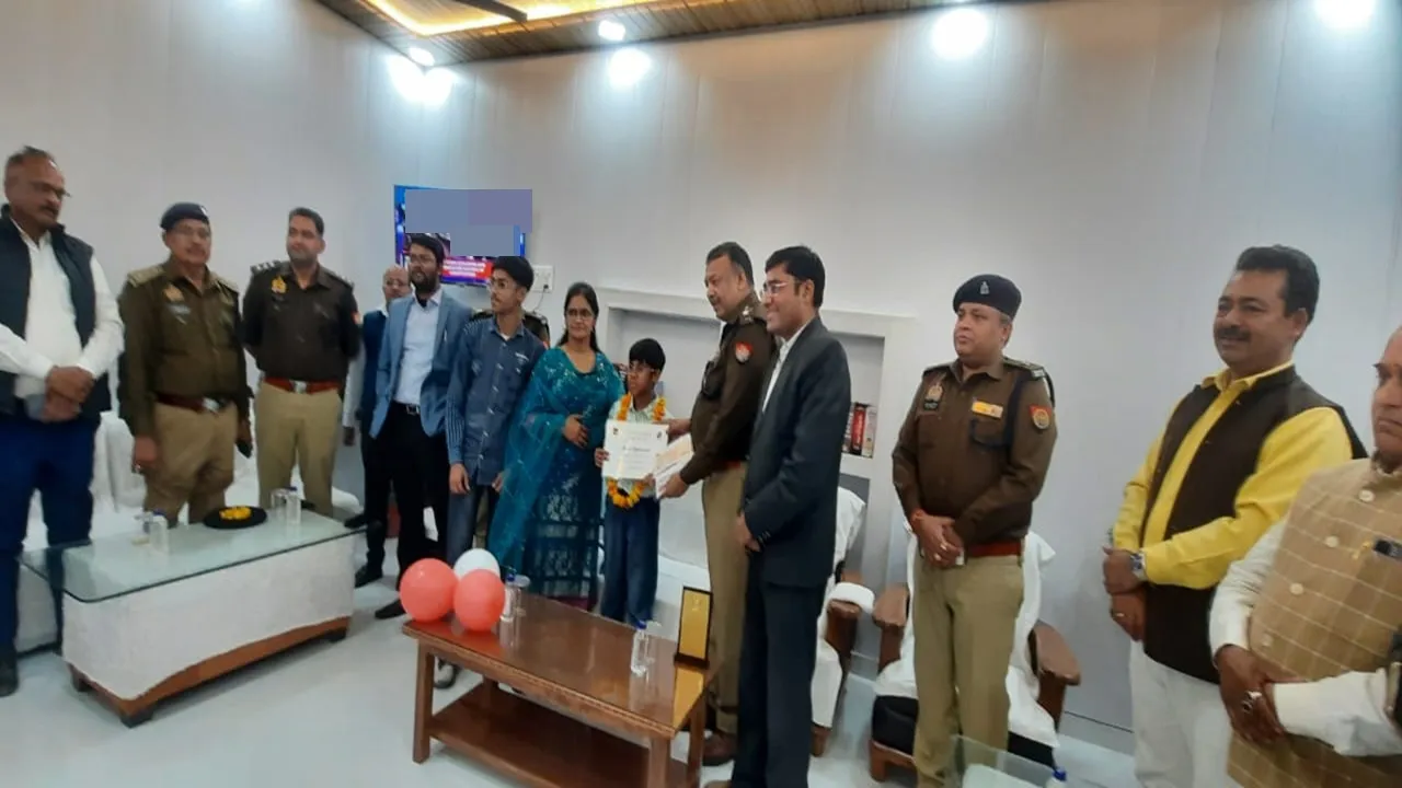 KBC: 'कौन बनेगा करोड़पति' के हॉट सीट पर बैठ आरव ने बढ़ाया बहराइच का मान, एसपी ने किया सम्मानित